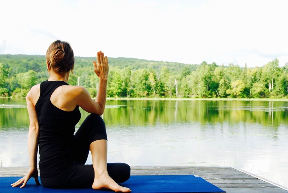 Yoga wrth y Llyn